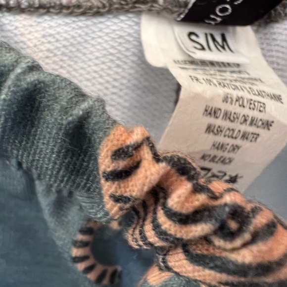 NWT Onzie tiger print cropped long sleeve hoodie and relaxed joggers set - Picture 9 of 16